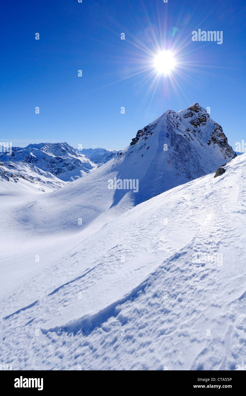 Sonne über Corn Alv in Winterlandschaft, Passhöhe, Albula reichen, Oberengadin, Engadin, Graubünden, Schweiz, Europa Stockfoto