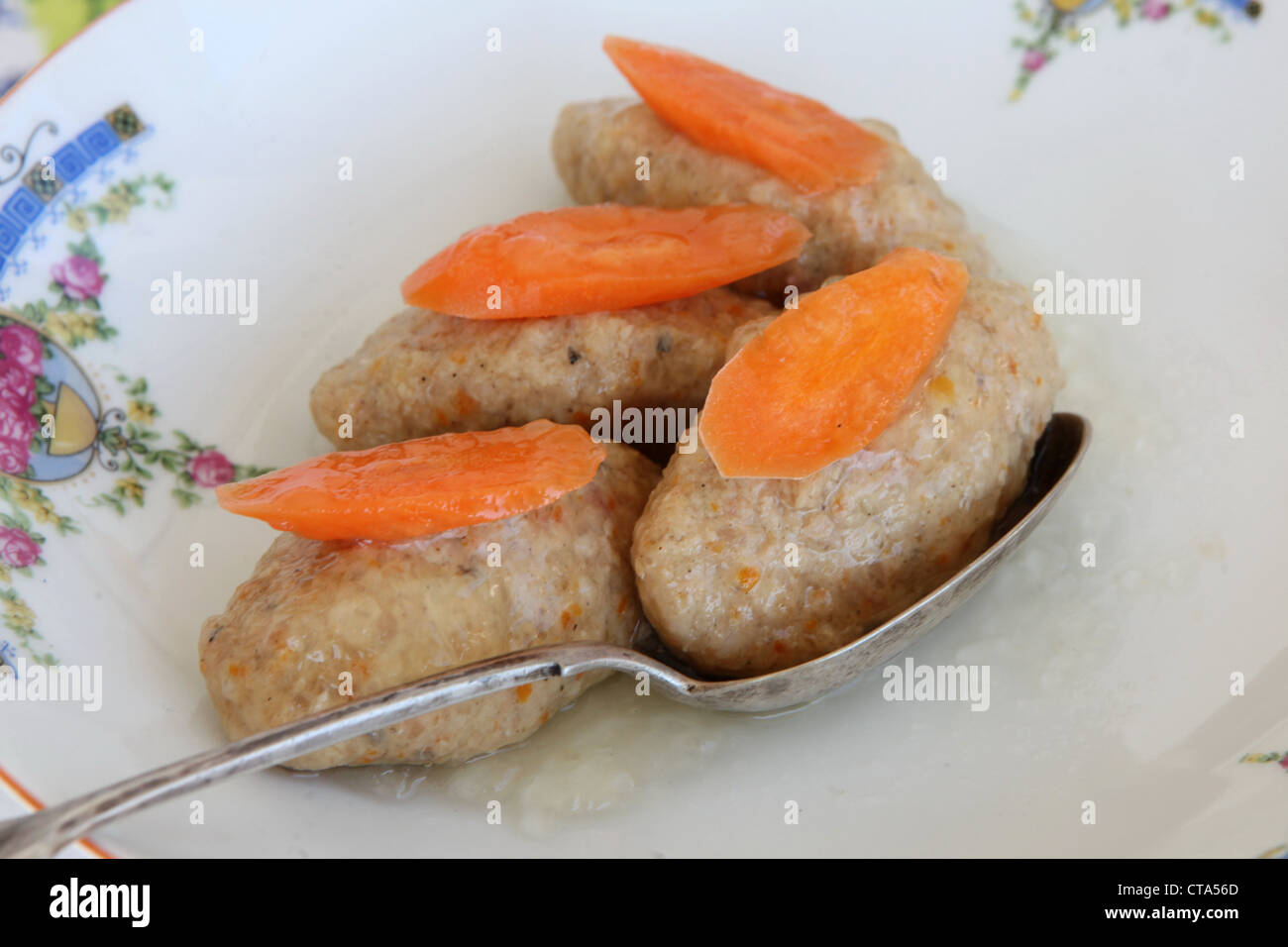 Gefilte Fisch mit Karotten. Ein traditionelles Askenazi jüdischen festliches Gericht der pochiertem Fisch Frikadellen Stockfoto