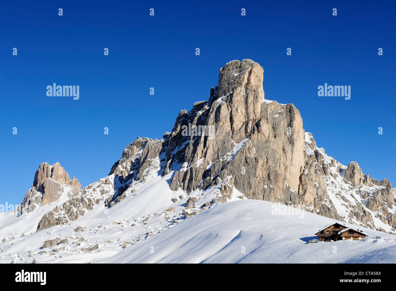 Alphütte unter Averau und Turm von Ra Gusela, Passo Giau, Cortina d' Ampezzo, Dolomiten UNESCO World Heritage Site Dolomiten Stockfoto
