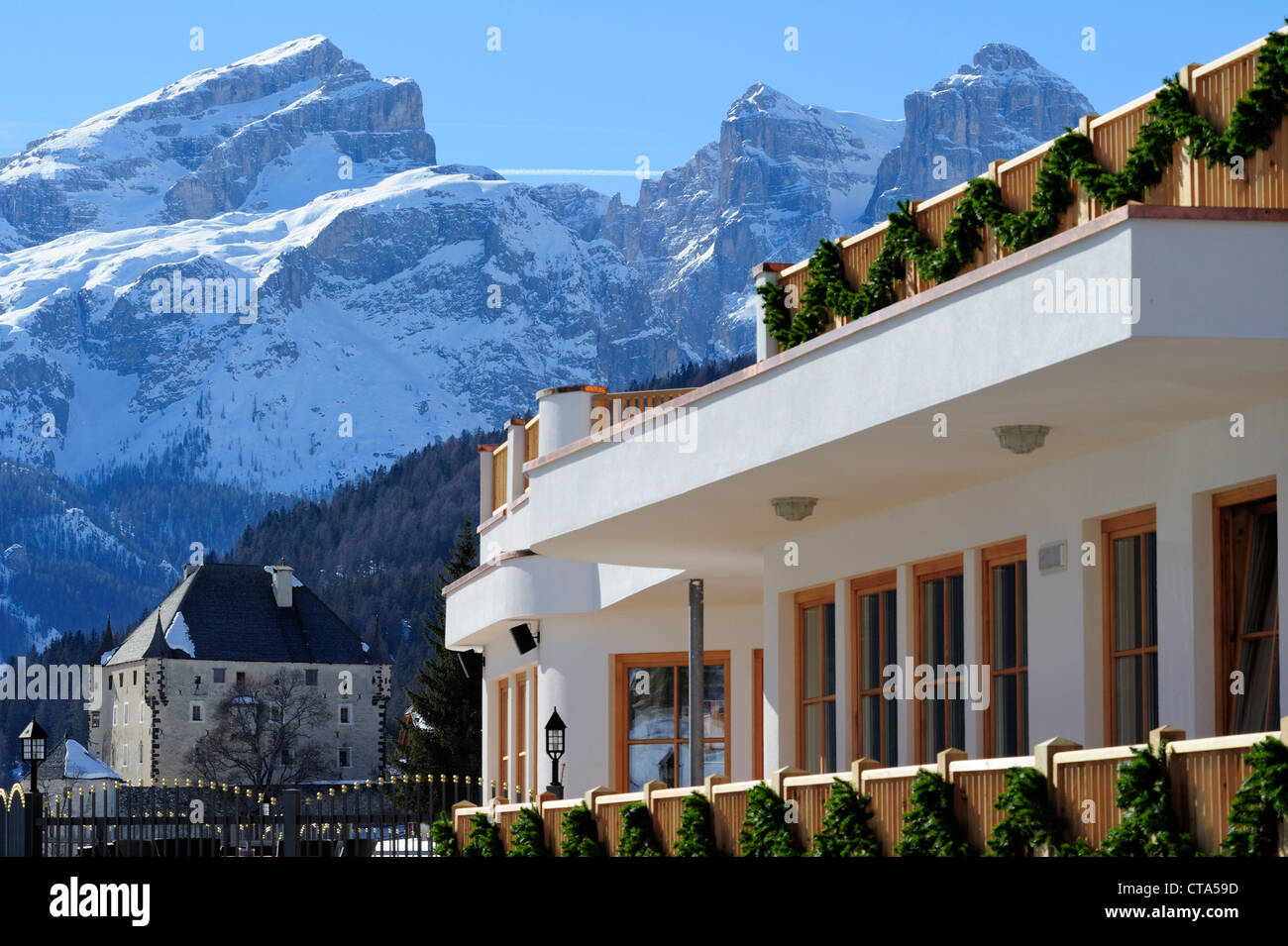 Fassade des Hotel und Castel vor Felswand, La Villa, Stern, Tal der Gadertal, Dolomiten, Trentino, Südtirol, Italien Stockfoto