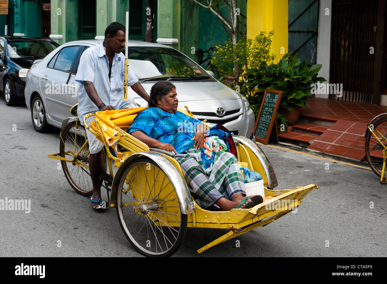 Traditionelle Fahrrad- und Riksja Mechaniker in den Gassen von Georgetown in Penang. Stockfoto