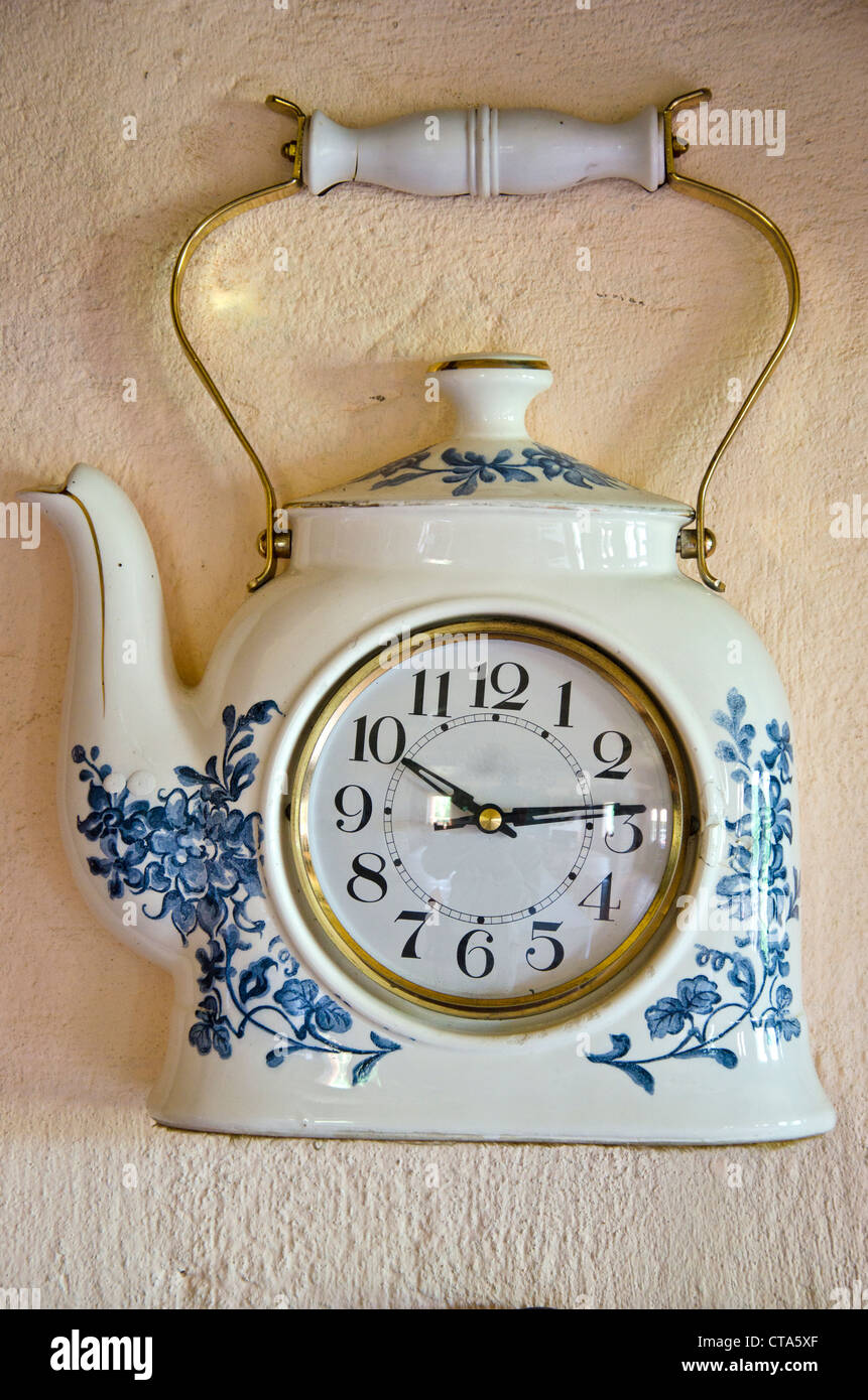 original Teekanne Form Retrodesign Uhr auf wal Stockfoto