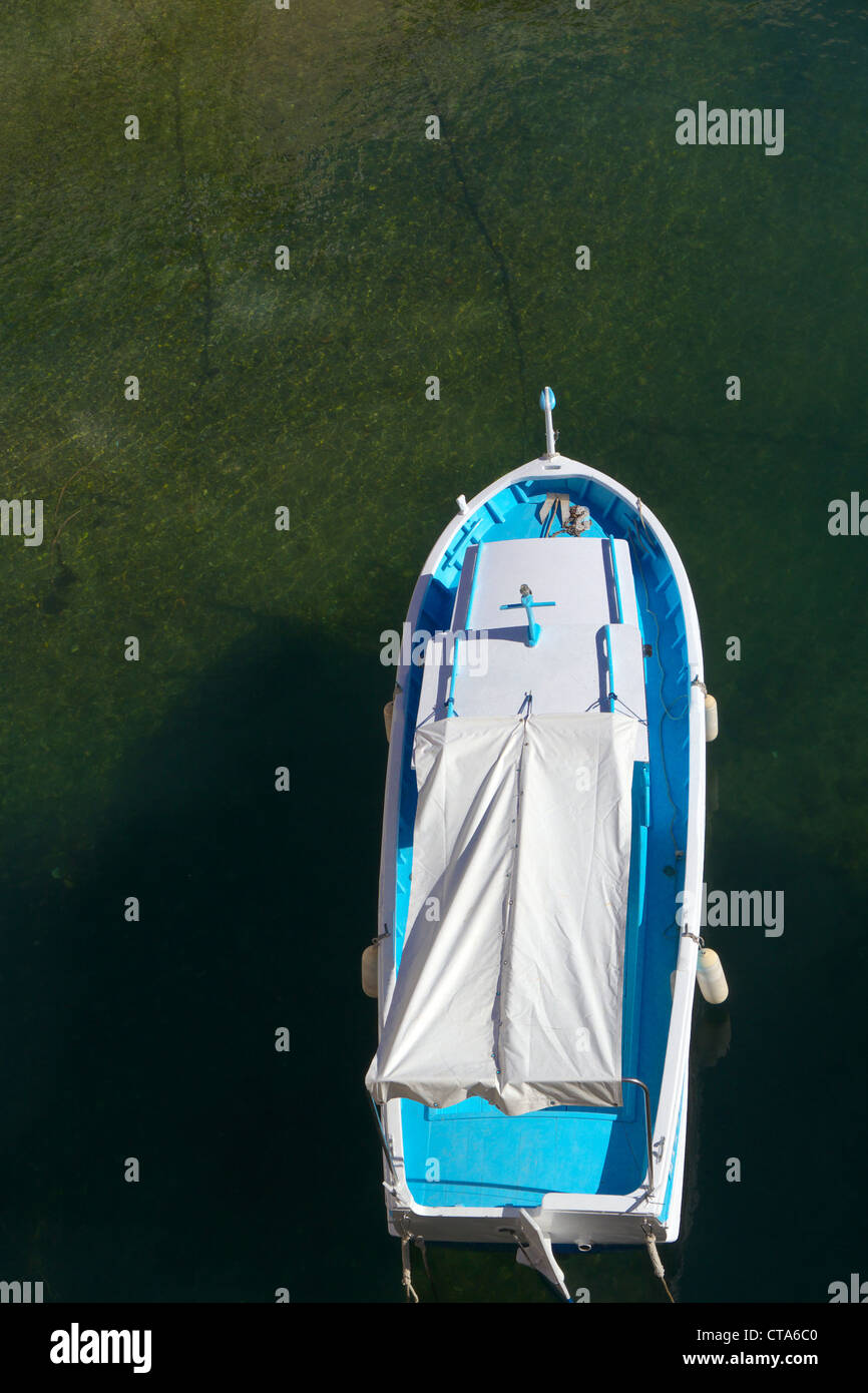 einzelne blaue Boot Stockfoto