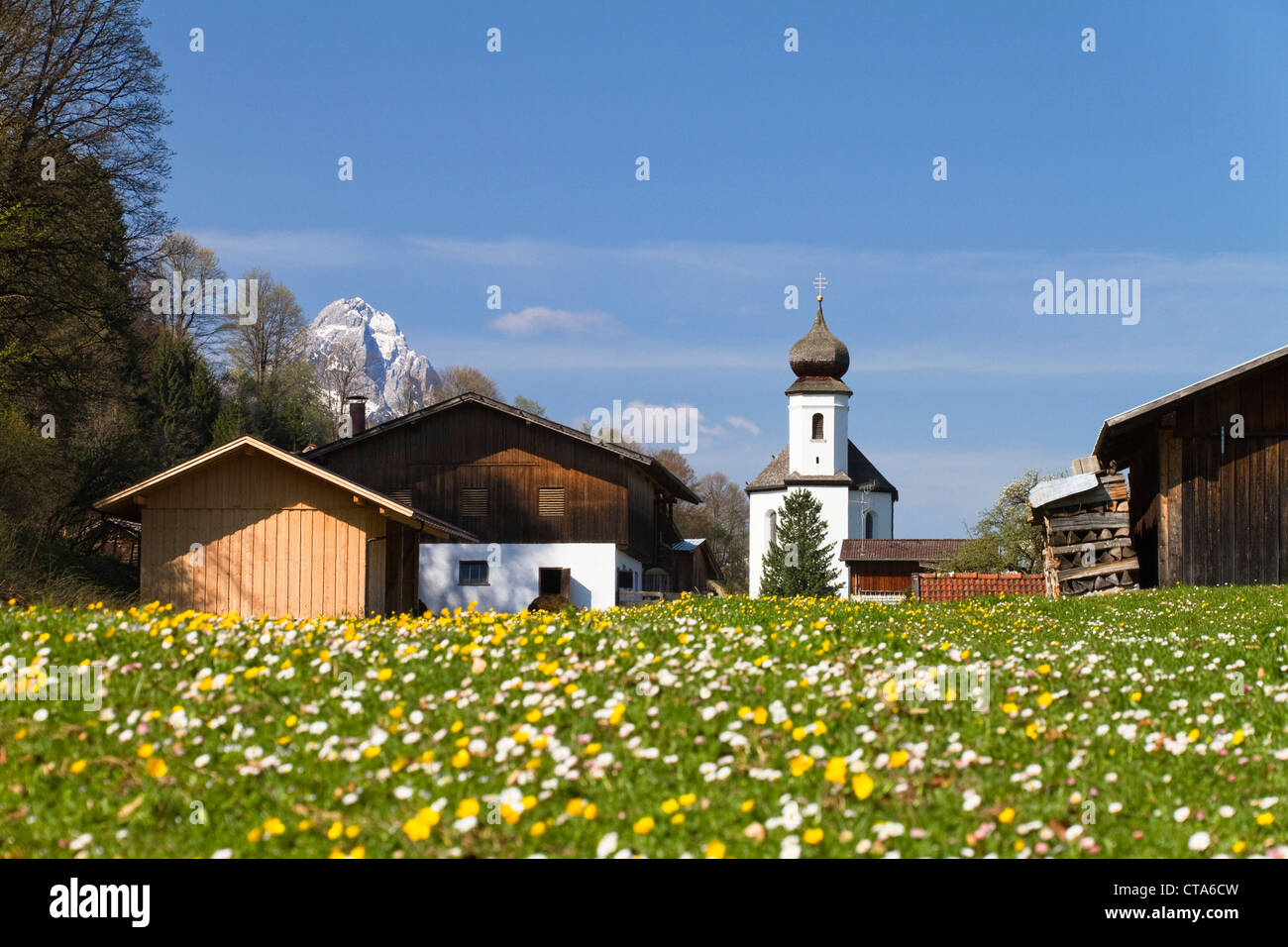 Kirche St. Anna mit Waxenstein Berg im Hintergrund, Wamberg, Werdenfelser Land, Oberbayern, Deutschland Stockfoto