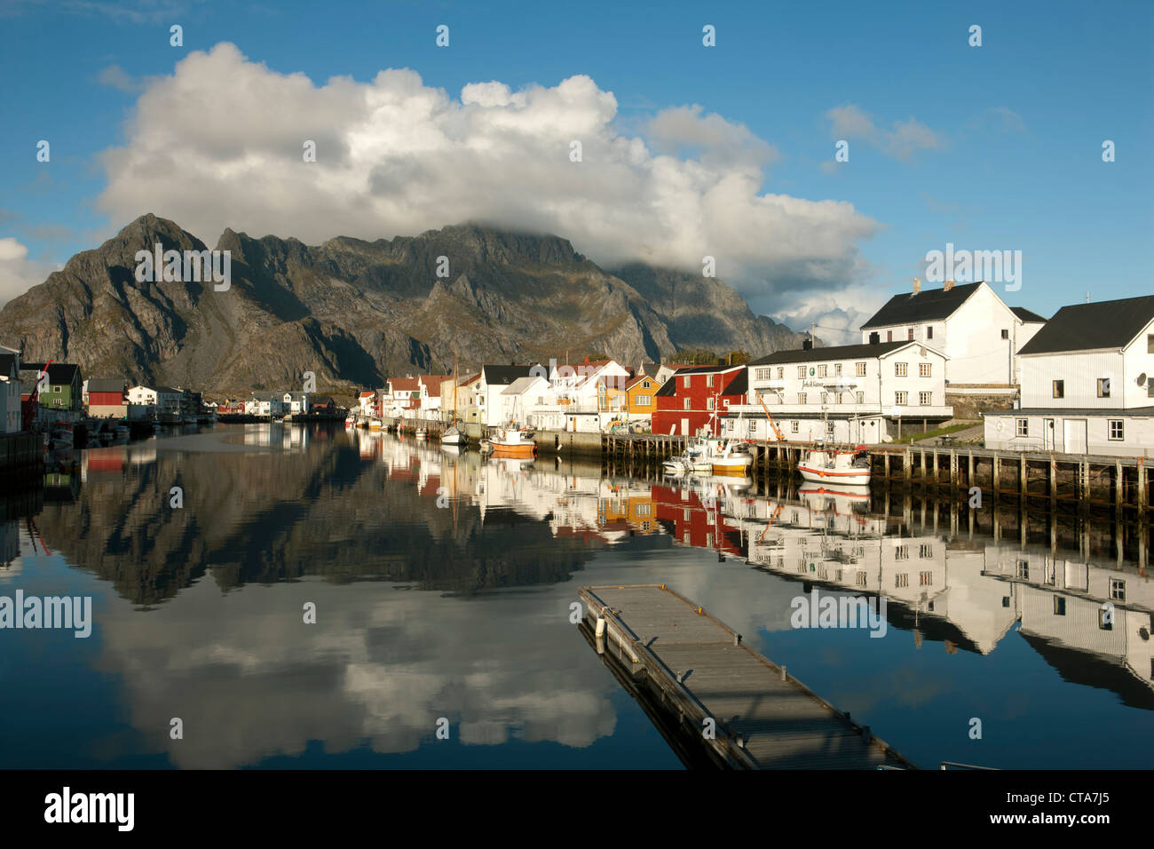 Angeln Dorf von Henningsvær auf den Lofoten, Herbst, Austvagoy, Nordland, Norwegen, Skandinavien, Europa Stockfoto