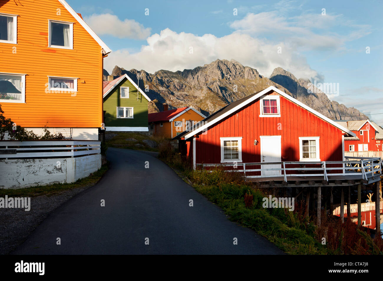 Farbige hölzerne Häuser in der Fischerei Dorf von Henningsvær auf den Lofoten-Inseln, Austvagoy, Nordland, Norwegen, Skandinavien, Stockfoto
