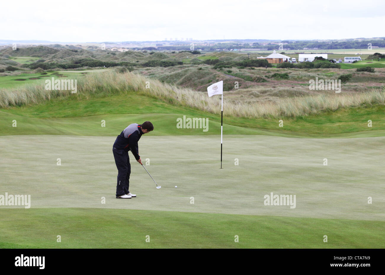 Golfer auf dem neuen Trump International Golf Links-Kurs in Aberdeenshire, Schottland. Im Besitz von Donald Trump Geschäftsmann. Stockfoto