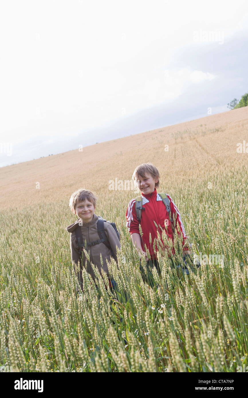 Zwei jungen im Getreidefeld, Lankau, Schleswig-Holstein, Deutschland Stockfoto
