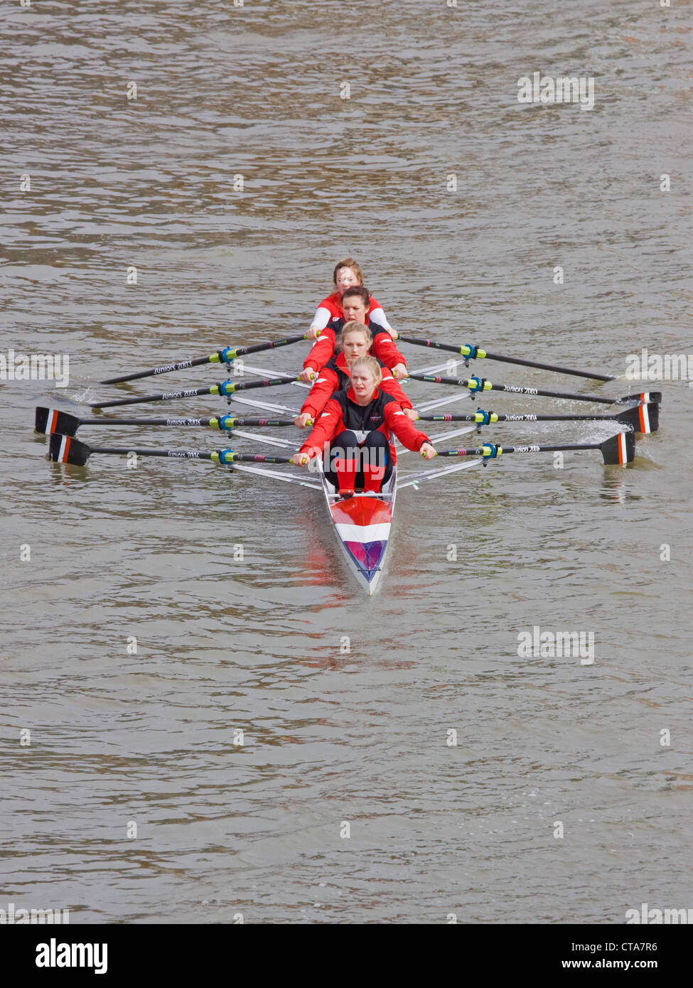 Eine junge weibliche Vierer ohne Steuermann Crew ein Fluss Rennen in Bristol UK Stockfoto