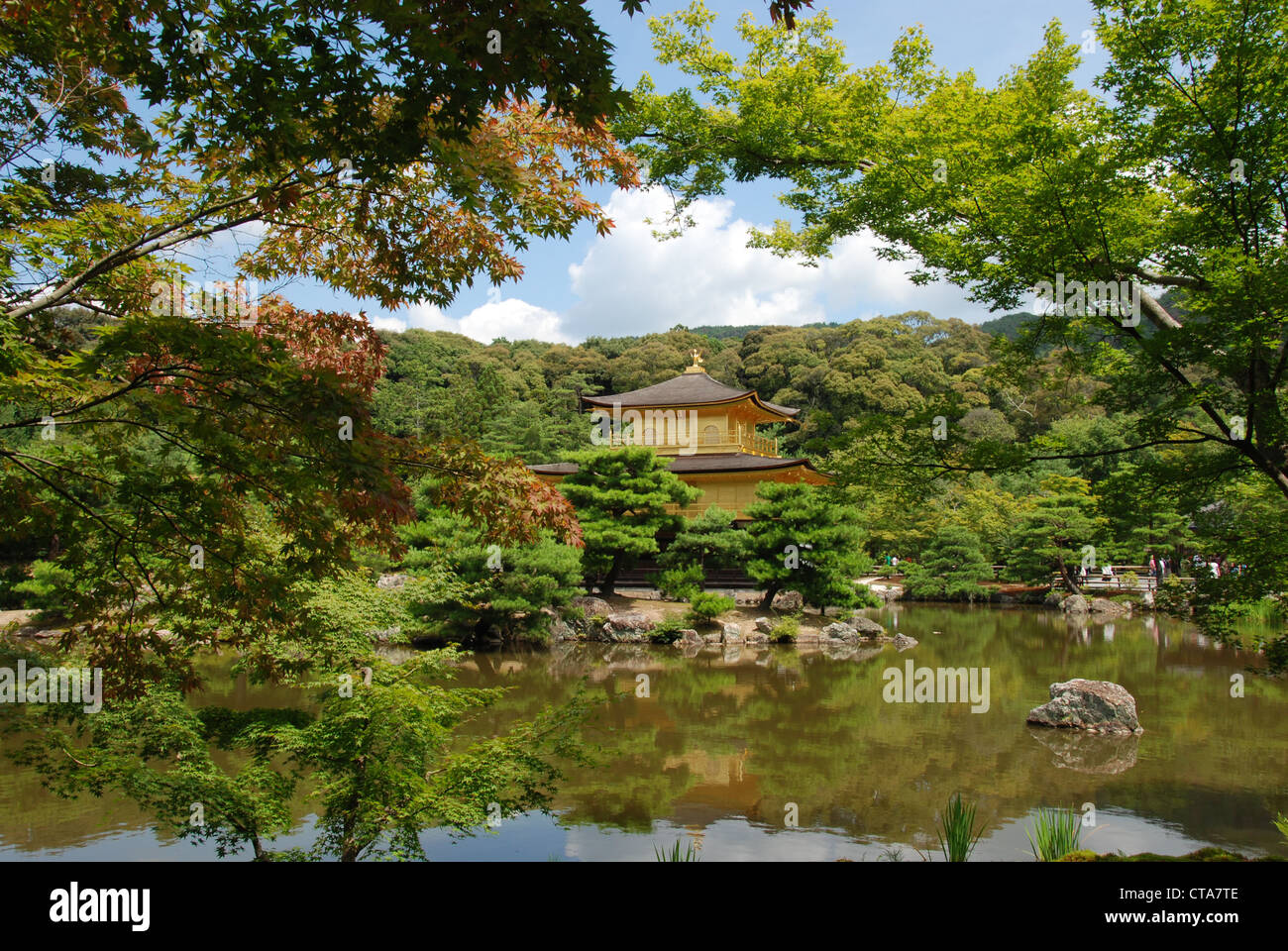 Der goldene Pavillon Tempel (Kinkaku-Ji) in Kyoto, Japan. Das Bild wurde aufgenommen in der Hitze des Sommers, ebenso wie die Wolken trennten sich. Stockfoto