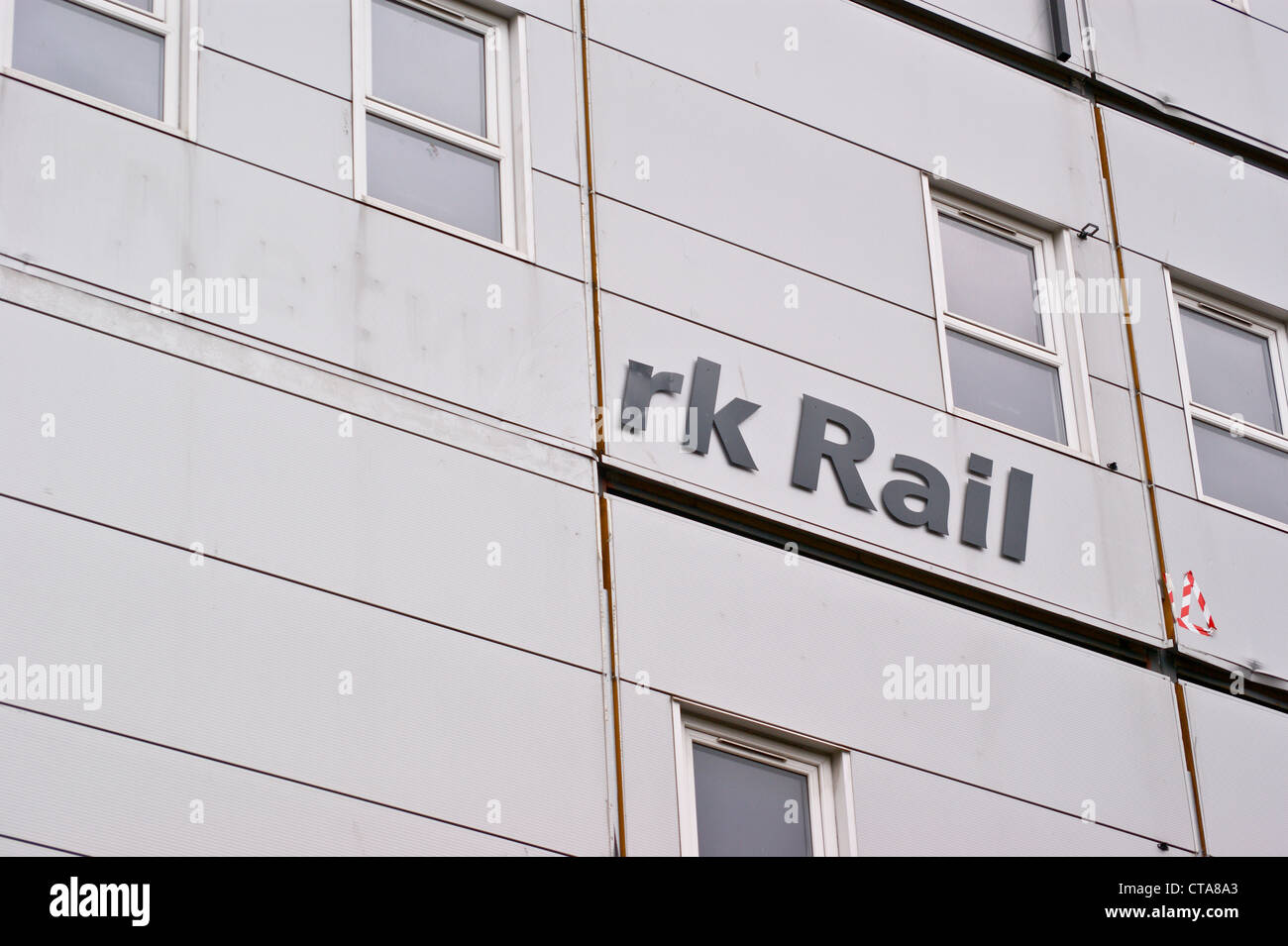 Ein Schild an Network Rail Büros mit Buchstaben fehlen, Southwark, London Stockfoto