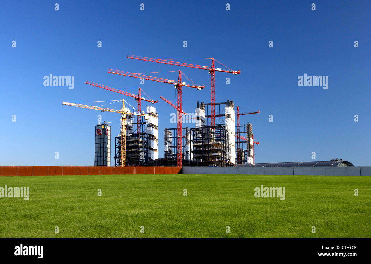 Berlin - Spreebogenpark und die Website des Hauptbahnhofs Stockfoto