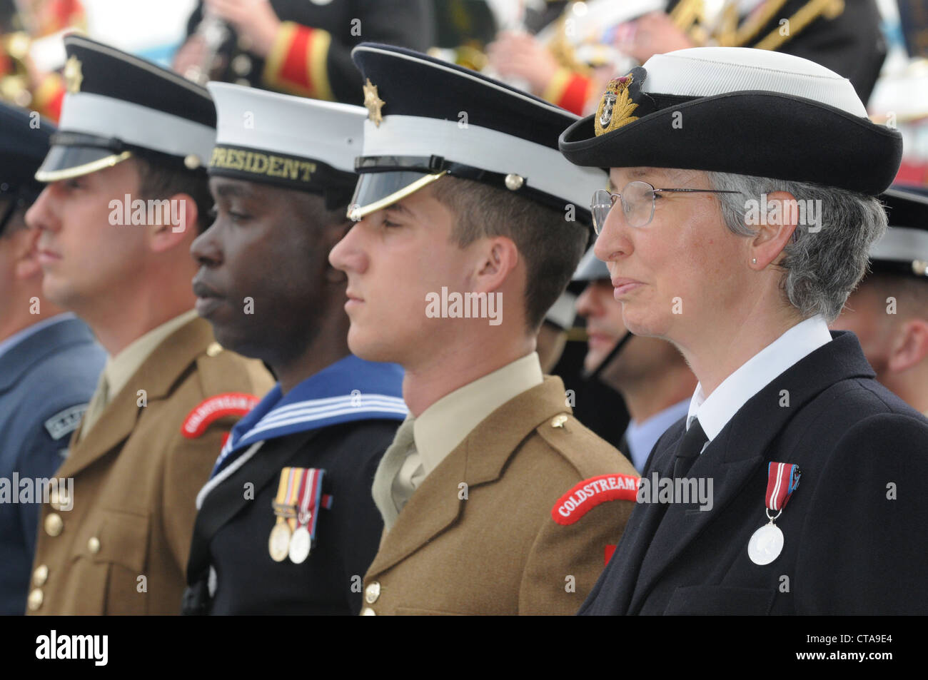 Militärisches Personal im Profil, Armed Forces Day Parade, City Hall, London. Großbritannien Stockfoto