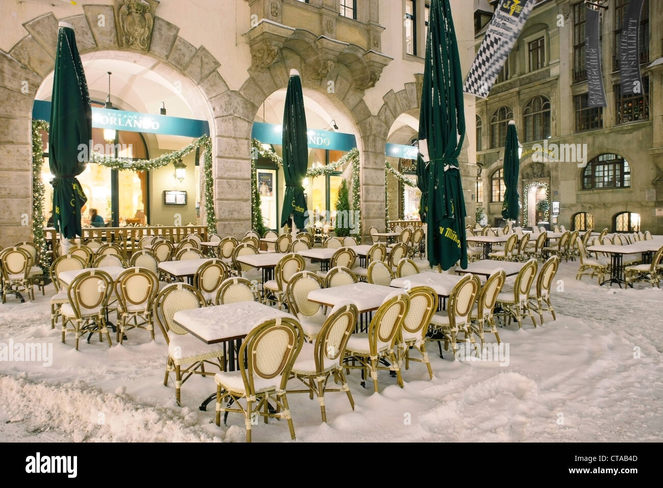 Schnee bedeckt, Stühle und Tische im freien Orlando, Platzl, München, Bayern, Deutschland Stockfoto