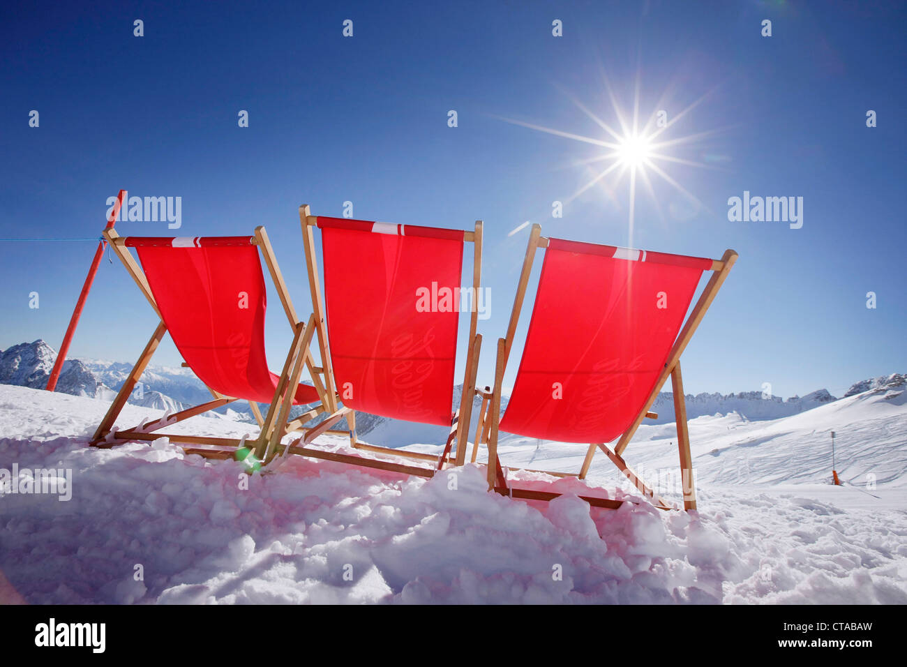 Drei rote Liegestühle in der Sonne Bar im Iglu-Dorf, Sonnalpin Restaurant, Blick auf dem Zugspitzplateau, Zugspitze, obere Ba Stockfoto
