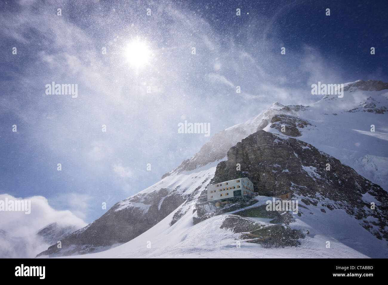 Moenchsjochhuette unter Moenchsgipfel, Grindelwald, Berner Oberland, Schweiz Stockfoto