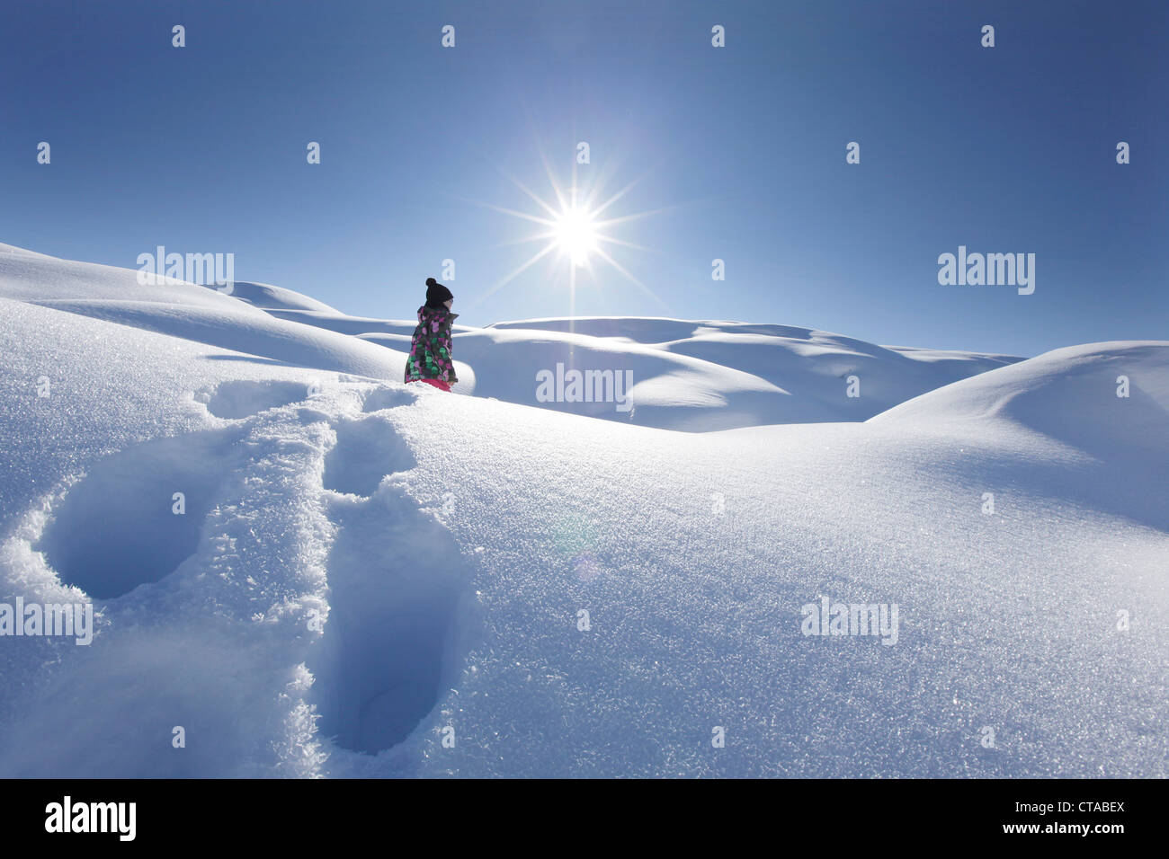 Junges Mädchen stapfen durch den Tiefschnee, Kloesterle, Arlberg, Tirol, Österreich Stockfoto