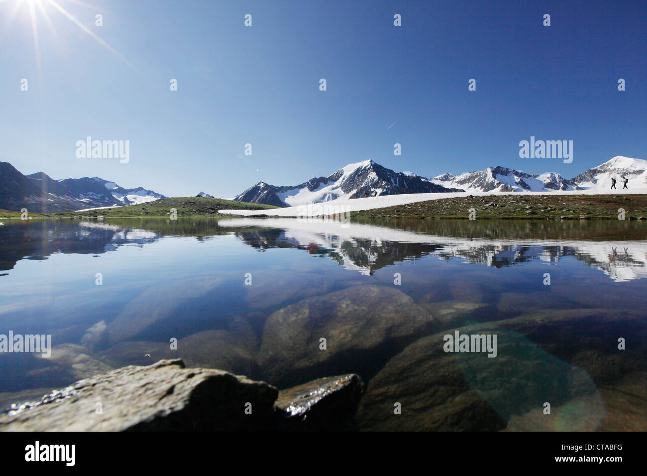 Bergsteiger am See Brizzisee, Reflexion der Berge im See, Mutmal und Similaun in den Hintergrund, Otztaler Alpen, Tirol Stockfoto