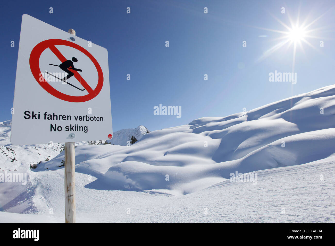 Verbot unterzeichnen, ohne Ski, Kloesterle, Arlberg, Tirol, Österreich Stockfoto