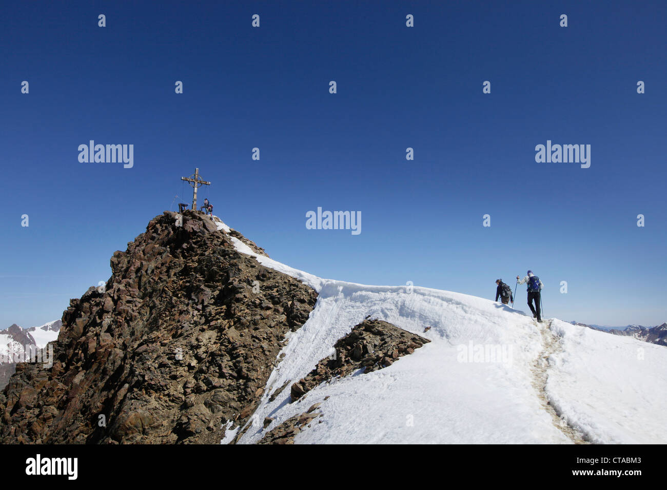 Zwei Bergsteiger am Gipfel, Otztaler Alpen, Tirol, Österreich Stockfoto