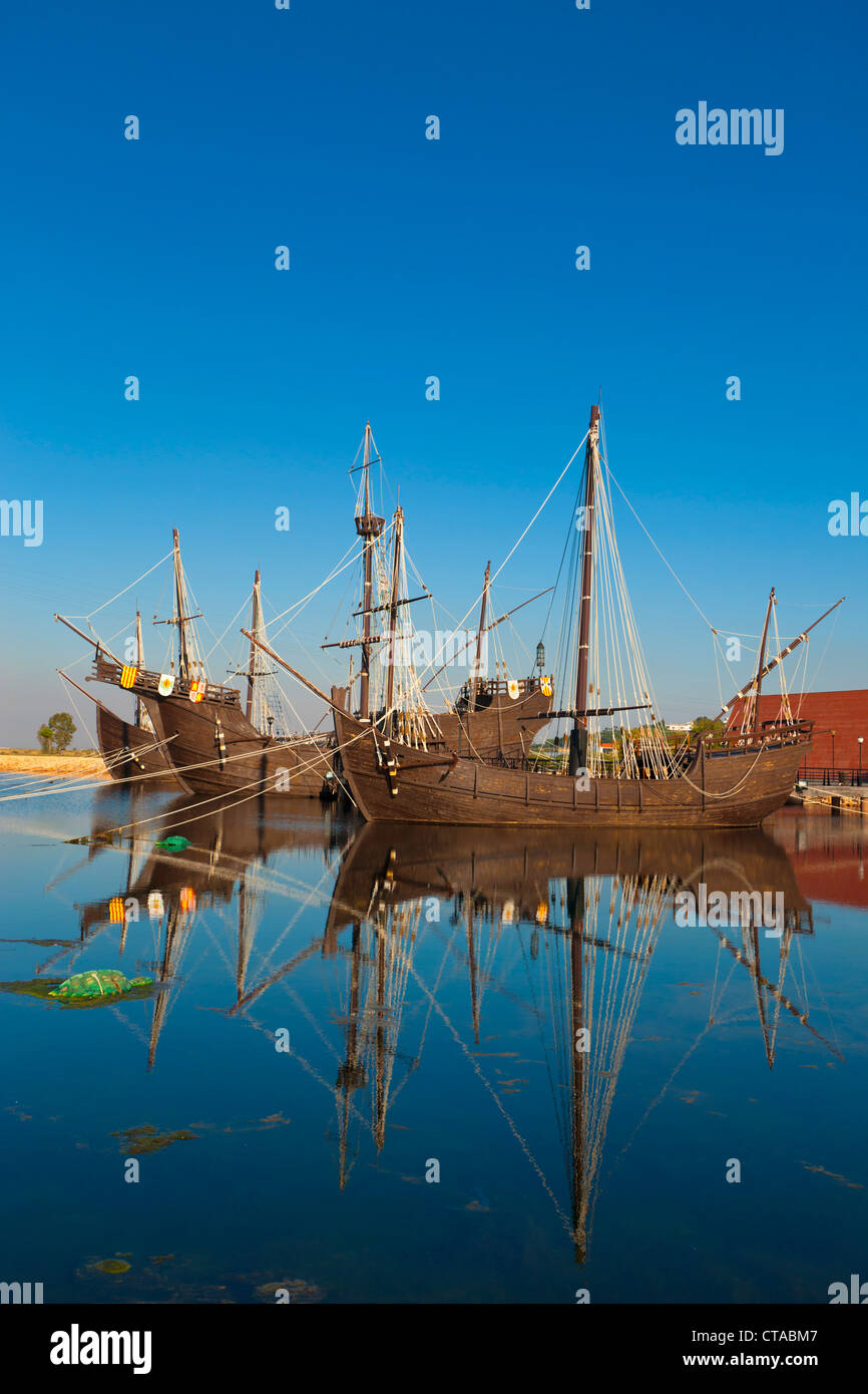 Nachbauten von Schiffen, die Columbus nach Amerika in an der Wharf der Karavellen, Palos De La Frontera, Spanien segelte Stockfoto