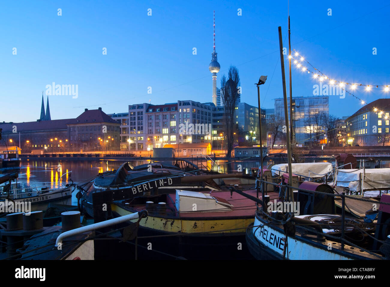 Historischen Hafen, Maerkisches Ufer, Museum Schiffe im Hafen in den Abend, Berlin-Mitte, Deutschland, Europa Stockfoto