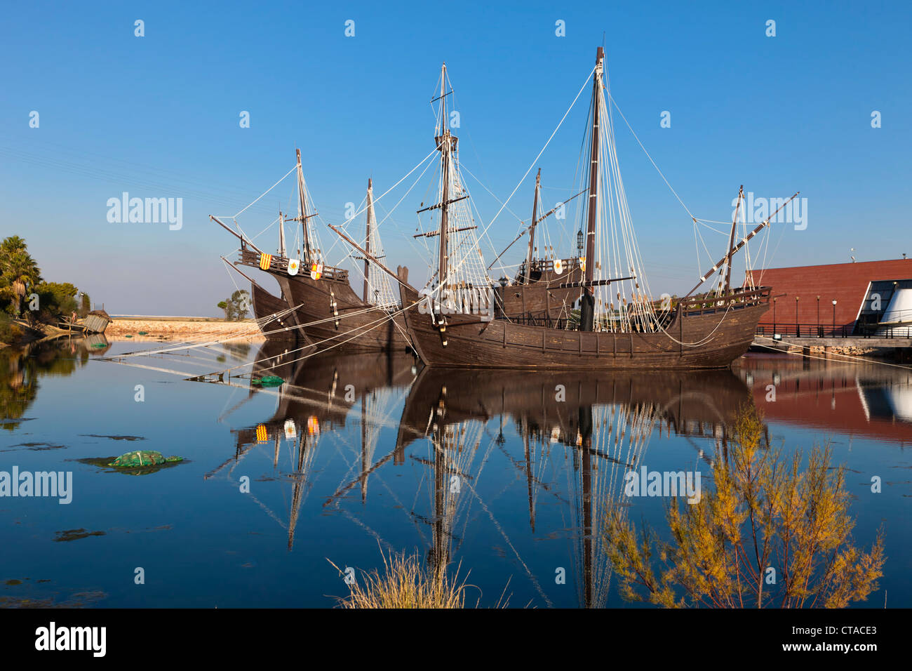 Nachbauten von Schiffen, die Columbus nach Amerika in an der Wharf der Karavellen, Palos De La Frontera, Spanien segelte Stockfoto