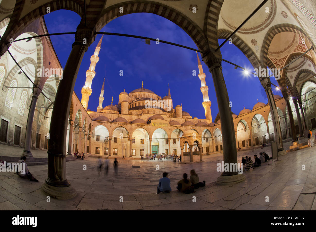 Leute am blauen Moschee bei Dämmerung, Istanbul, Türkei, Europa Stockfoto