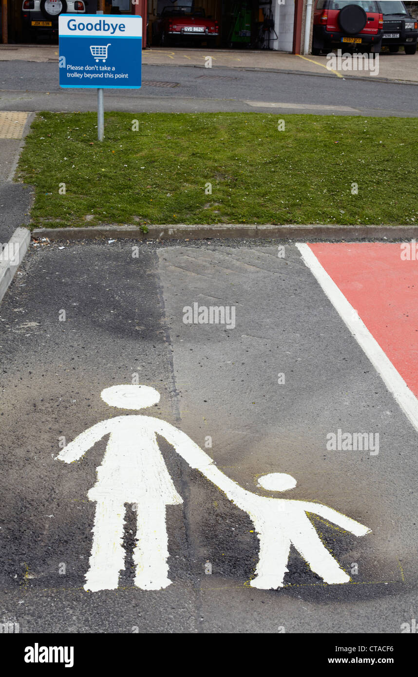 Mutter und Kind auf Parkplatz Raum mit Goodbye Schild gemalt Stockfoto