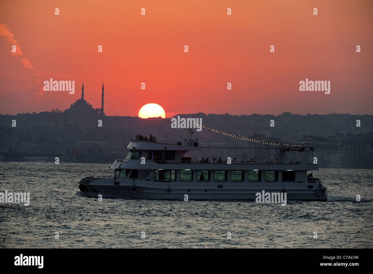 Sonnenuntergang am Bosporus Waterfront, Istanbul, Türkei, Europa Stockfoto