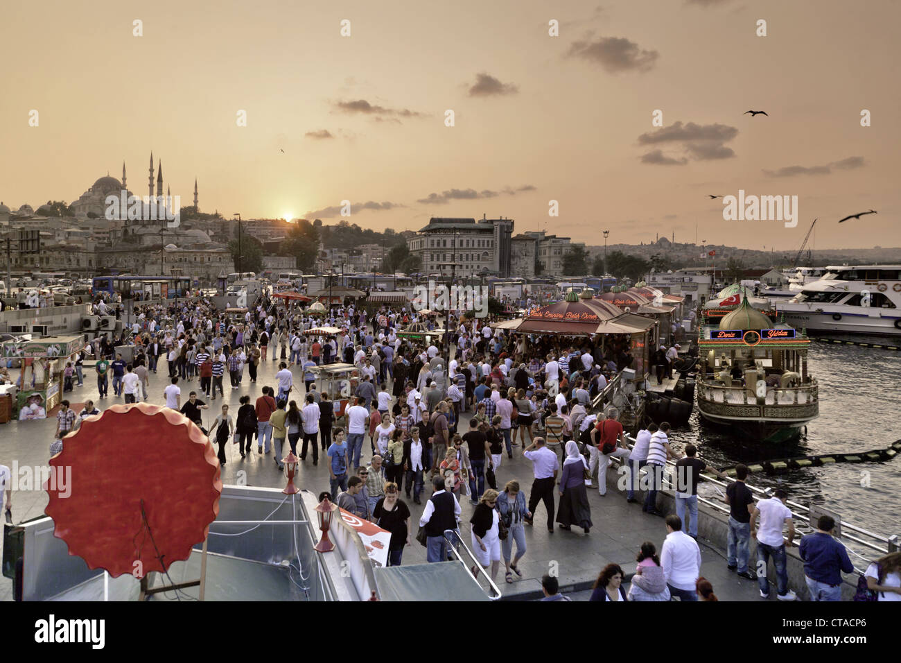 Fischrestaurant am Eminönü Küste in der Nähe der Galata-Brücke, Istanbul, Türkei, Europa Stockfoto