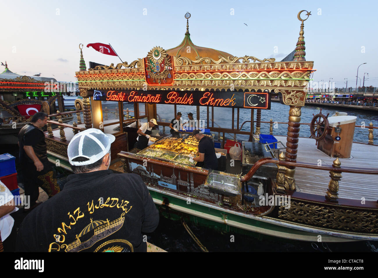 Frische Fischbrötchen gemacht an der Uferpromenade Eminonu, Istanbul, Türkei, Europa Stockfoto