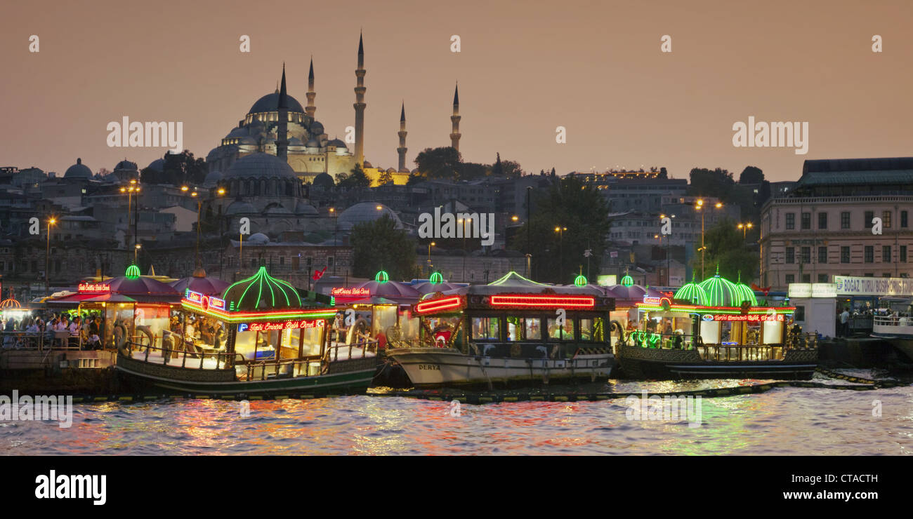 Goldene Horn Waterfront Eminonu, Süleymaniye-Moschee im Hintergrund, Istanbul, Türkei, Europa Stockfoto
