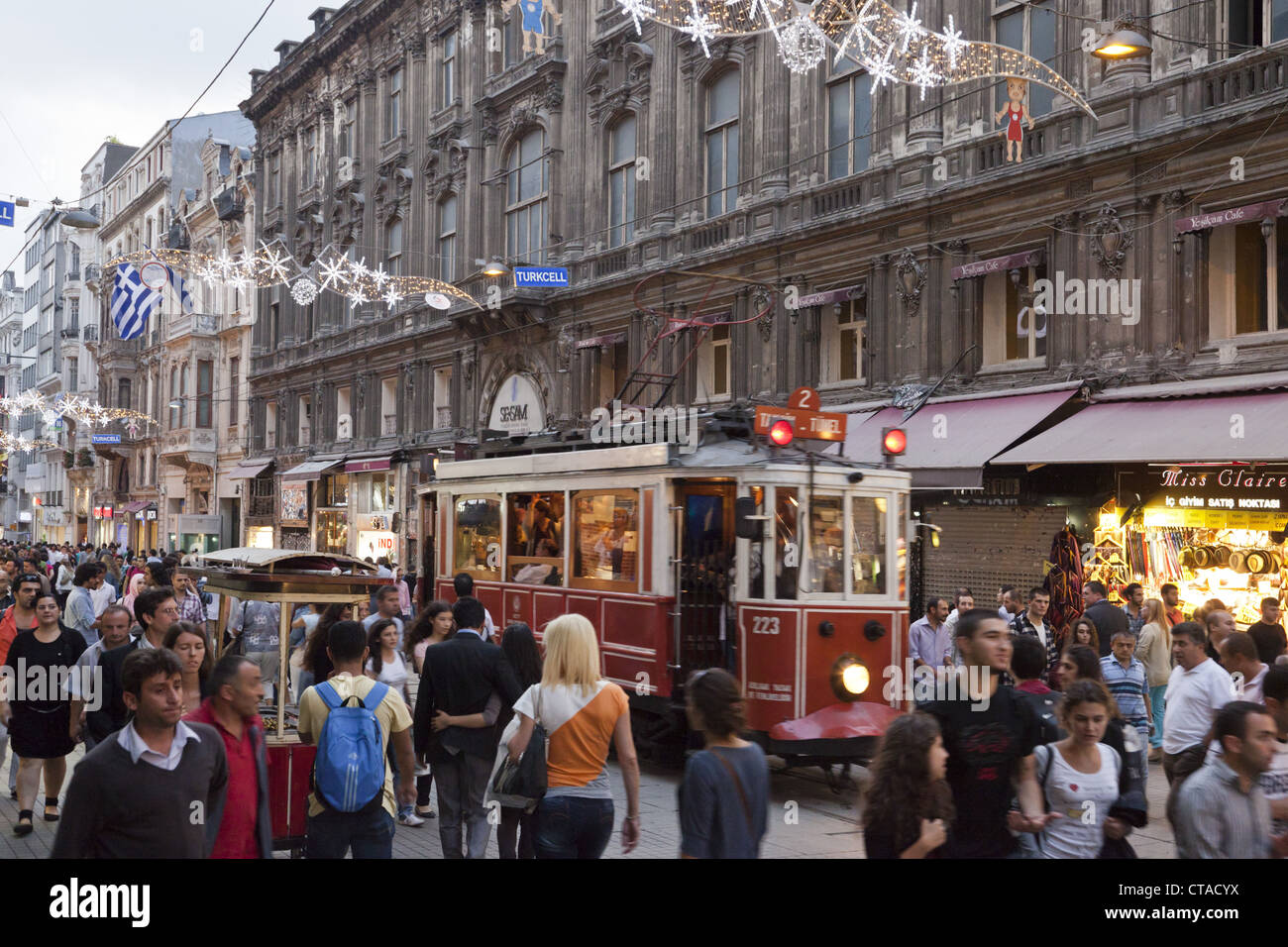 Menschen und Straßenbahn in der Altstadt, Istiklal Ceddesi, Beyoglu, Istanbul, Türkei, Europa Stockfoto