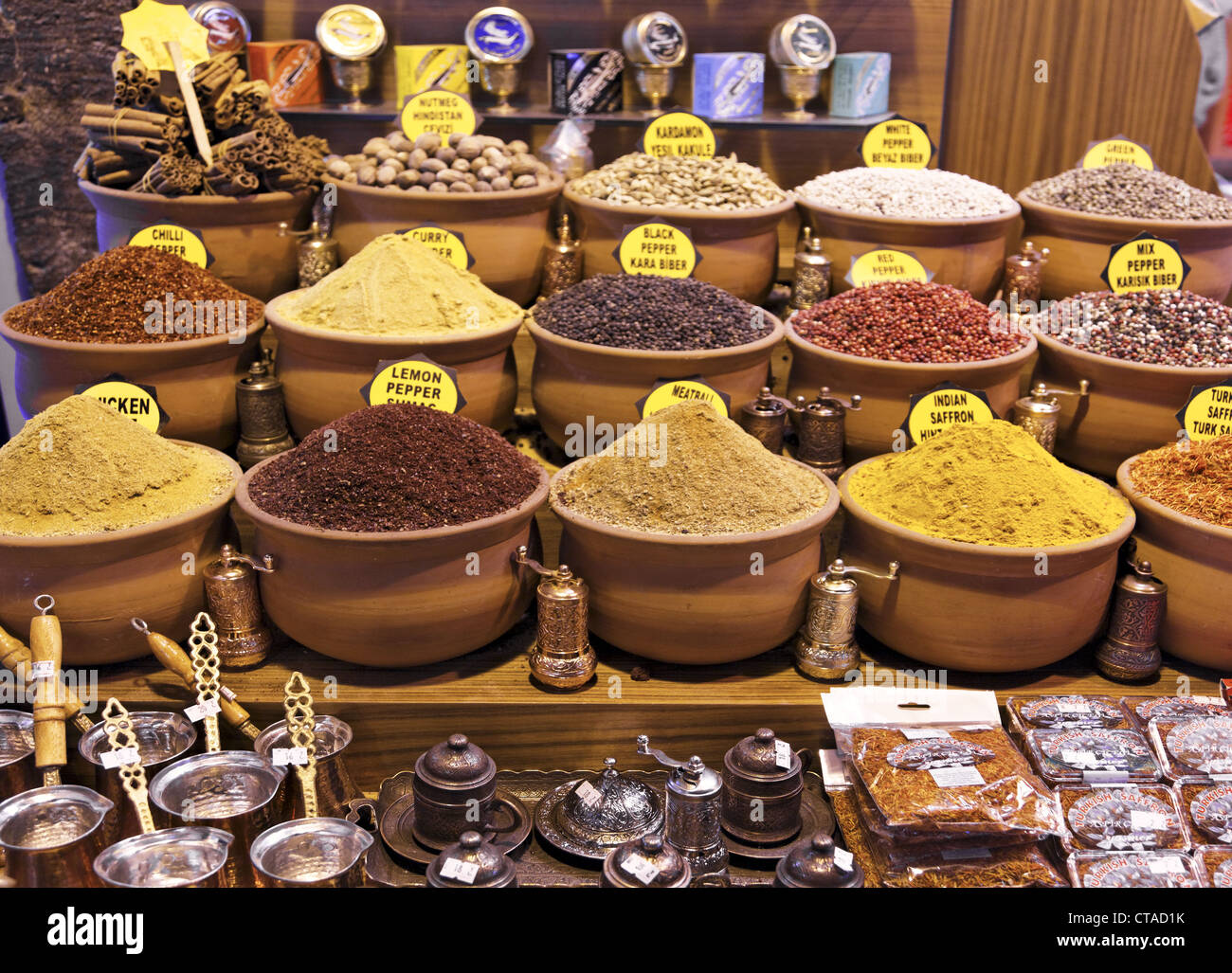 Gewürze im ägyptischen Basar, Misir Carsisi, Istanbul, Türkei, Europa Stockfoto