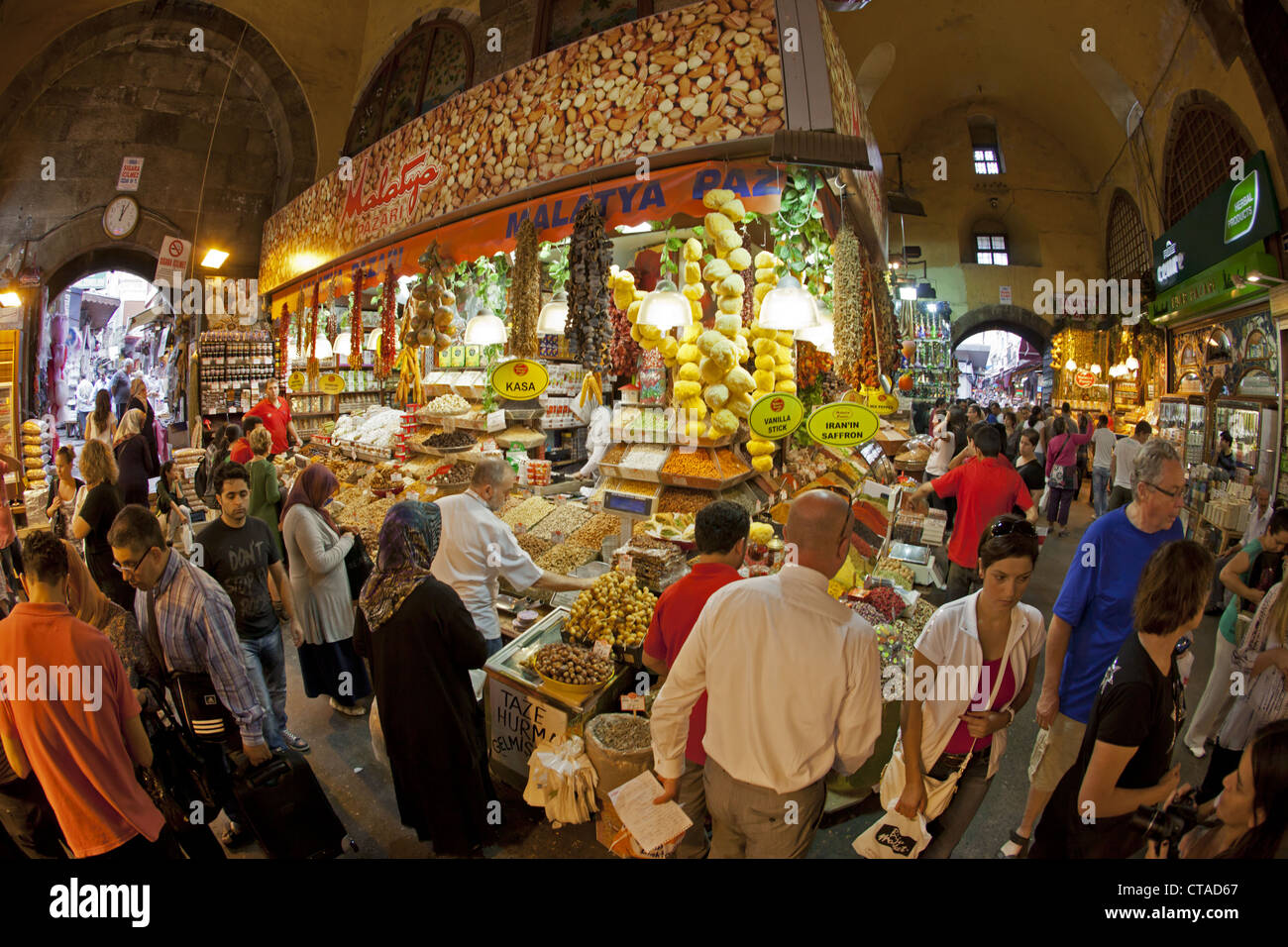 Menschen im ägyptischen Basar, Misir Carsisi, Istanbul, Türkei, Europa Stockfoto