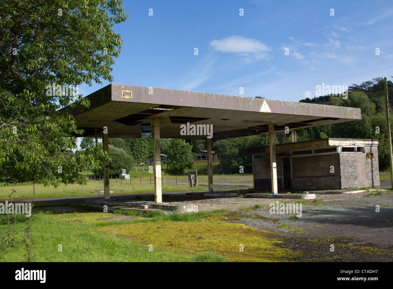 Stillgelegtes aufgegeben und verfallenen Greystones Motel und Garage auf der A40 in der Nähe von Llywel, Powys. Stockfoto
