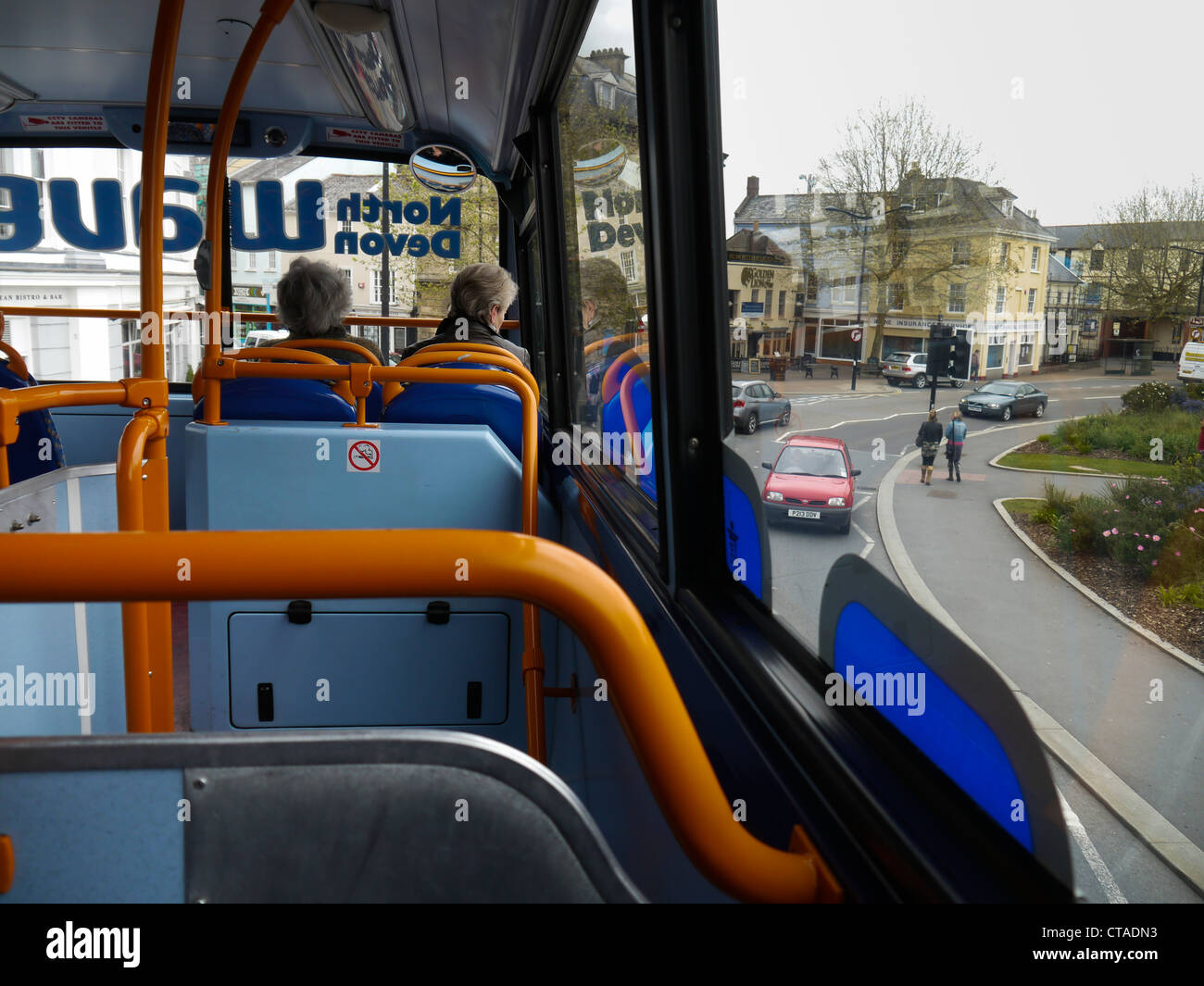 Passagiere auf Oberdeck des Busses in Banstaple Devon England UK Stockfoto Passagiere auf Oberdeck des Busses in Banstaple Devon England UK Stockfoto