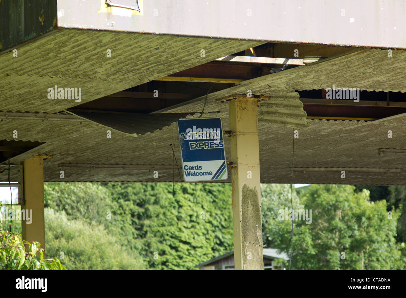 American Express Zeichen an der stillgelegten verlassenen und verfallenen Greystones Motel und Garage auf der A40 in der Nähe von Llywel, Powys. Stockfoto