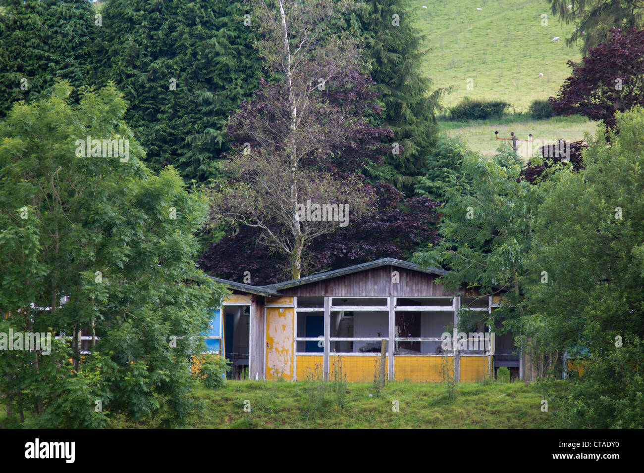 Stillgelegtes aufgegeben und verfallenen Greystones Motel und Garage auf der A40 in der Nähe von Llywel, Powys. Stockfoto