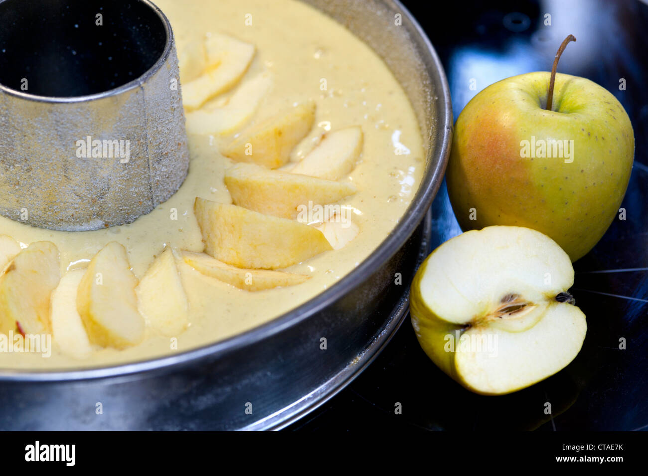 Appels in der Nähe von Backform mit Teig, Apfelkuchen, Südtirol, Trentino-Alto Adige, Italien Stockfoto