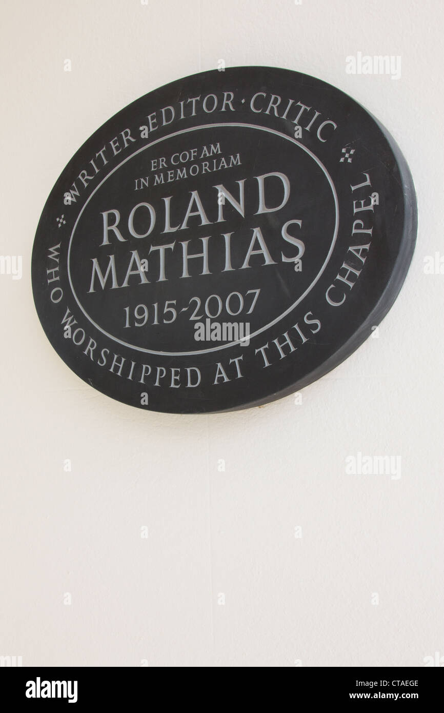 Tafel zum Gedenken an den Autor und Kritiker Roland Mathias, an der Pflug-Kapelle in Brecon Stockfoto