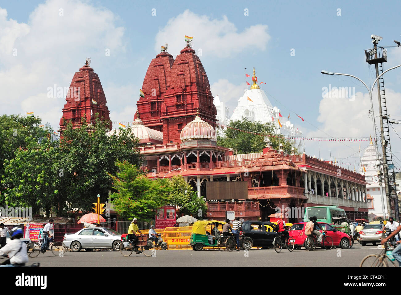 Straßenszene mit roten Jain-Tempel im Hintergrund, Alt-Delhi, Delhi, Indien Stockfoto