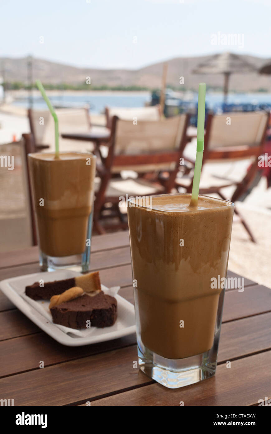 Geeiste Kaffee und Kuchen in einem Straßencafé in Griechenland Stockfoto