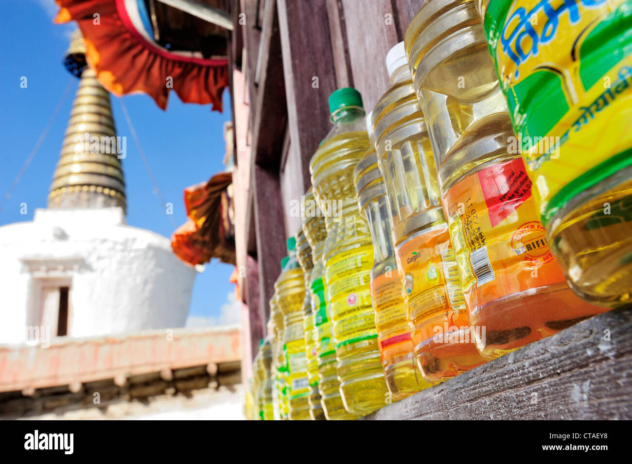 Stupa, Chorten, Flaschen mit Öl für Butterlampen, Kloster Shey, Leh, Tal des Indus, Ladakh, Jammu und Kaschmir, Indien Stockfoto