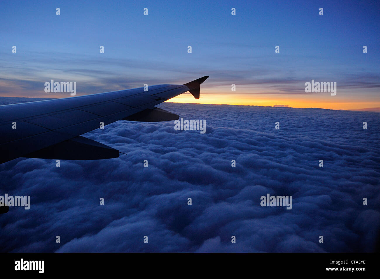 Morgen-Stimmung über Wolken mit Flügel des Flugzeuges, Flug von Delhi nach Leh, Ladakh, Jammu und Kaschmir, Indien Stockfoto