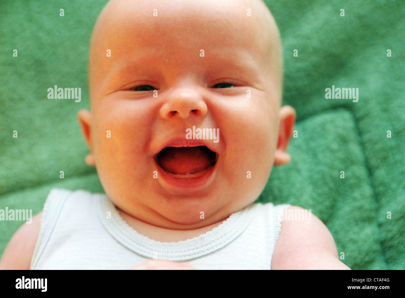 Ein lustiges Porträt eines Babys Stockfoto