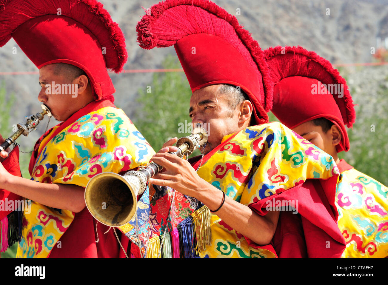 Mönche spielen Blasinstrumente, Kloster Festival, Phyang, Leh, Tal des Indus, Ladakh, Jammu und Kaschmir, Indien Stockfoto
