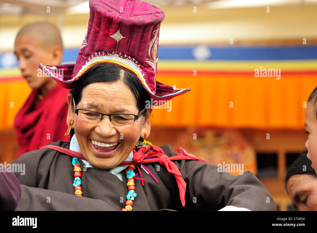Frau in traditioneller Kleidung, Kloster Festival, Phyang, Leh, Tal des Indus, Ladakh, Indien Stockfoto