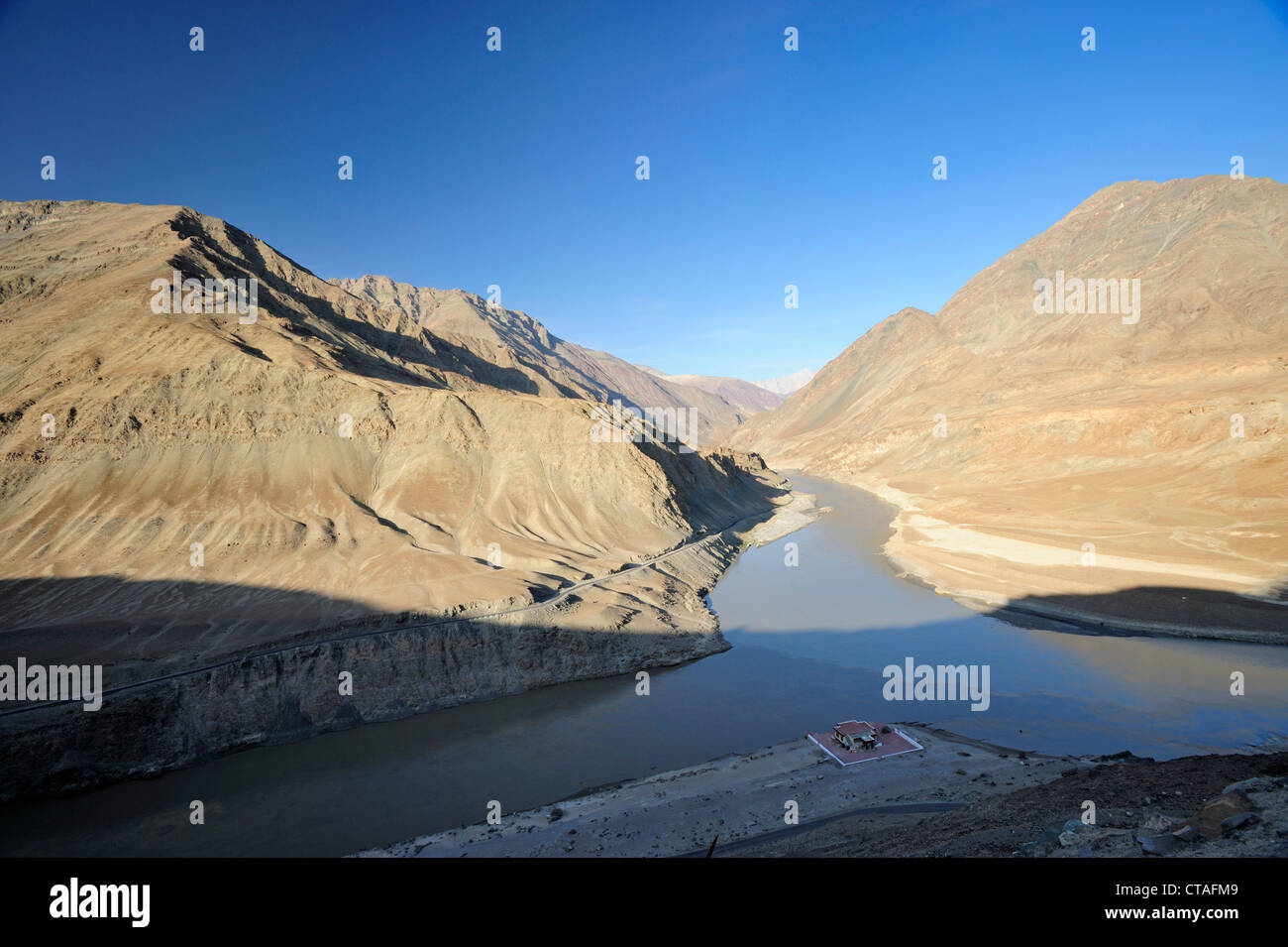 Zusammenfluss von Zanskar-Fluss in Indus Tal des Indus, Ladakh, Jammu und Kaschmir, Indien Stockfoto